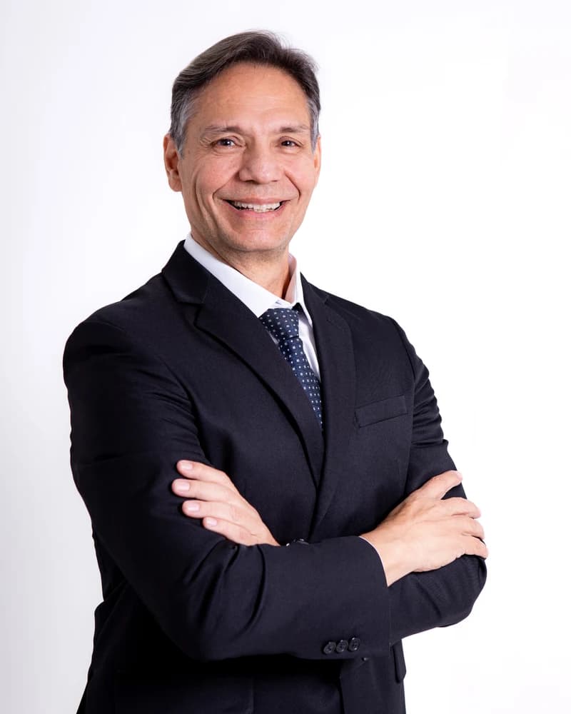 Dr. Júlio Machado em seu escritório em Pedro Leopoldo